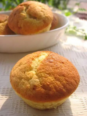 簡單易學(xué)的香蕉小蛋糕做法，特別的香甜！