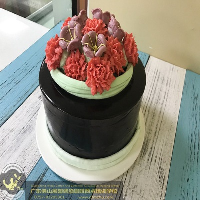 蛋糕師培訓_去蛋糕店當學徒怎么樣？能幫我成為專業(yè)的蛋糕師嗎？