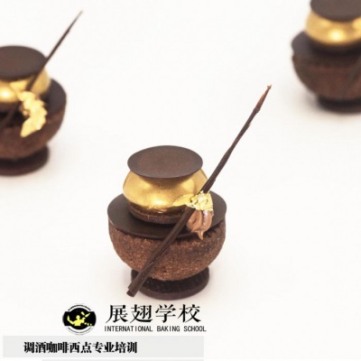 烘焙新手做淋面蛋糕老失敗？展翅烘焙培訓告訴你原因！